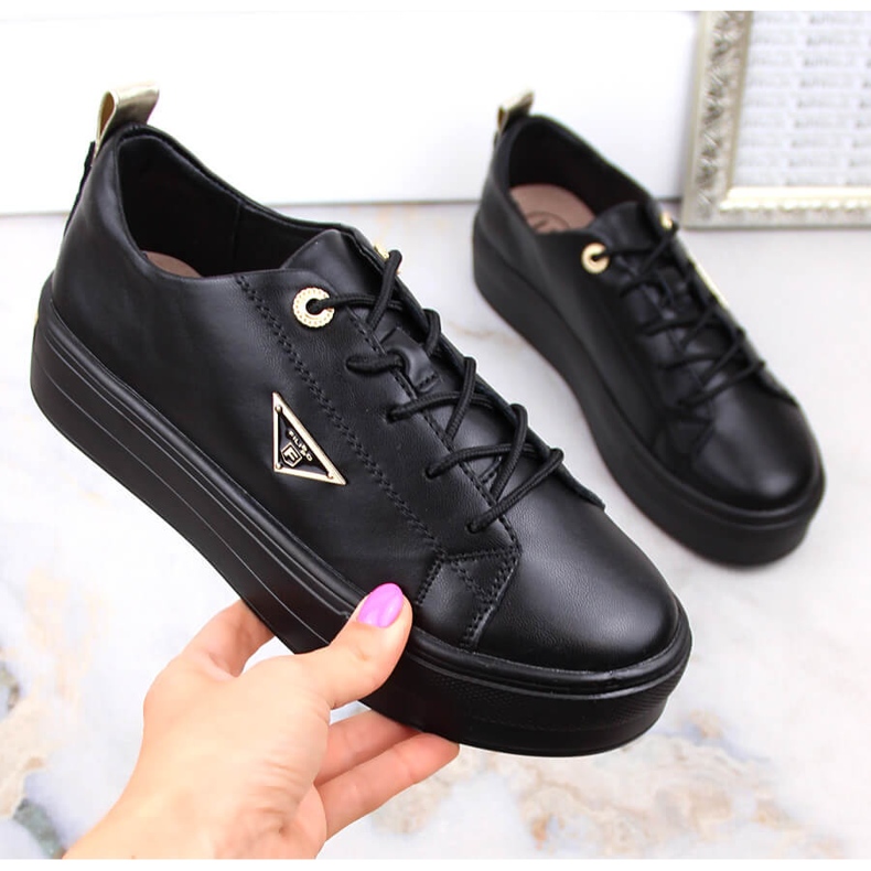 Kožené dámské boty na černé platformě Filippo černá