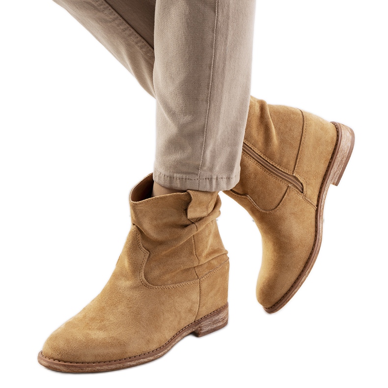 Tmavě béžové kozačky na halovém klínovém podpatku Hunjet béžový Tmavě béžové kozačky na halovém klínovém podpatku Hunjet béžový