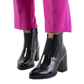 Černá lakovaná kůže z Norwiche