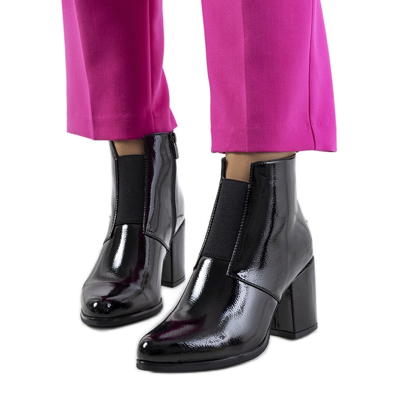 Černá lakovaná kůže z Norwiche