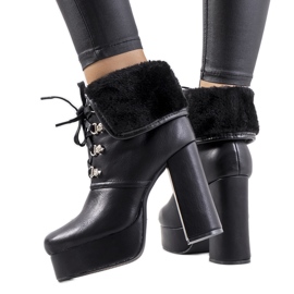 Černé boty na sloupku Madina černý