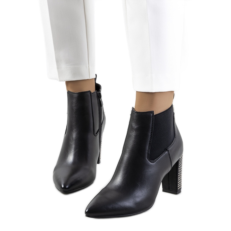 BM Černé kotníkové boty na sloupku Rochdale černá