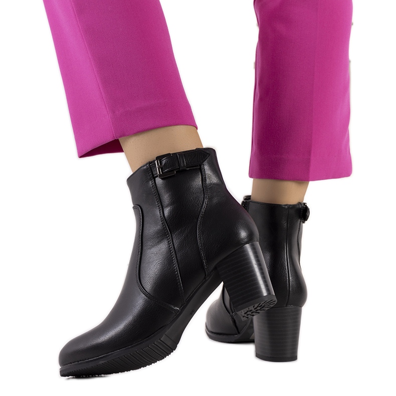 Černé kozačky na nízkém sloupku z Bogoty černá Černé kozačky na nízkém sloupku z Bogoty černá