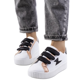 Bílé tenisky Pitmerden bílý černý