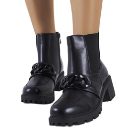 Černé kotníkové boty s řetízkem Bilka černá Černé kotníkové boty s řetízkem Bilka černá