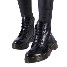 Černé kozačky s ozdobnou nití Yuliya černá