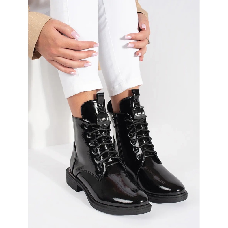 Černé dámské šněrovací kotníkové boty z lakované ekologické kůže černá