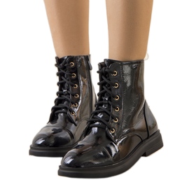 PA1 Černé patentované kotníkové boty Pisanel černá