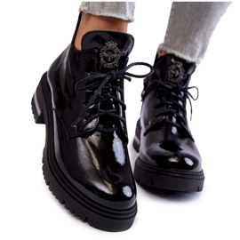 Dámské Lakované Kozačky Na Plochém Podpatku Black Charline černá Dámské Lakované Kozačky Na Plochém Podpatku Black Charline černá