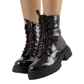 PA1 Černé lakované kozačky značky Casies černá