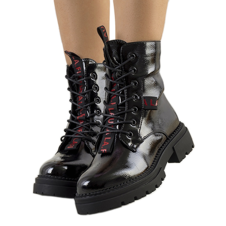 PA1 Černé lakované kozačky značky Casies černá