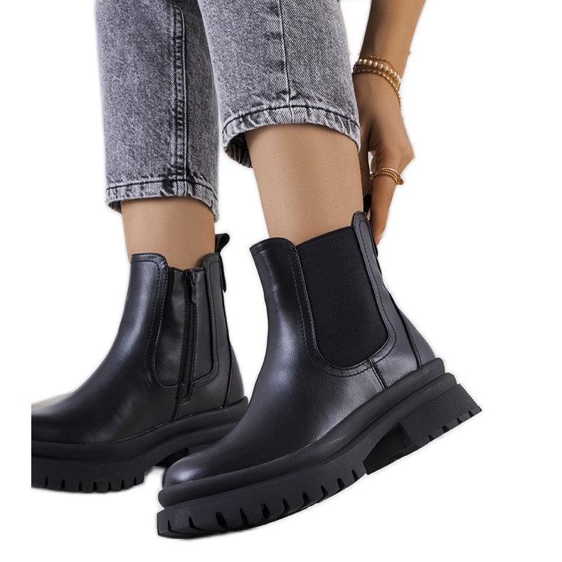 Černé kotníkové boty na platformě Alain černá