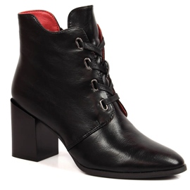 Černé zateplené dámské kozačky na sloupku M. Daszyński černá Černé zateplené dámské kozačky na sloupku M. Daszyński černá