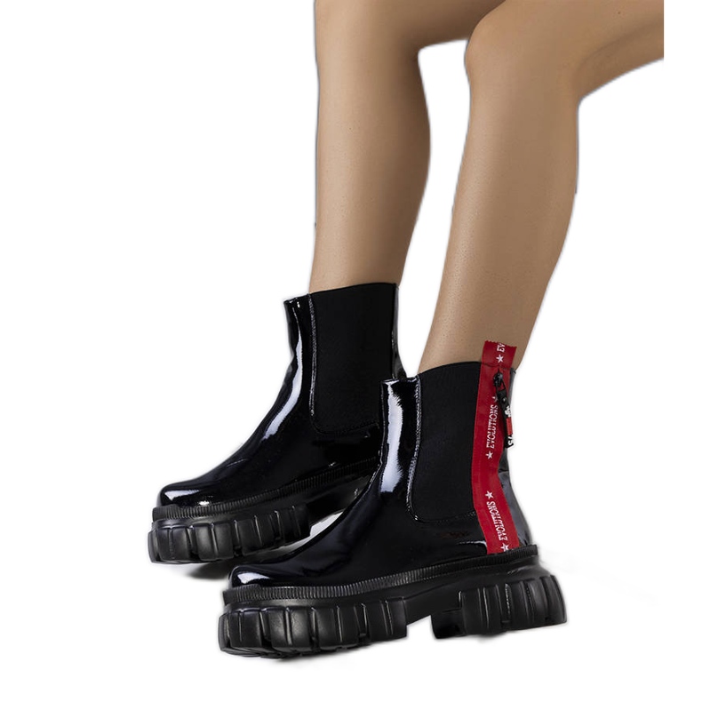 Černé lakované kozačky od Casta černá