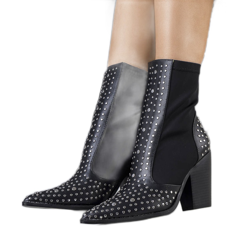 PA1 Černé kozačky zdobené cvočky Orazi černá