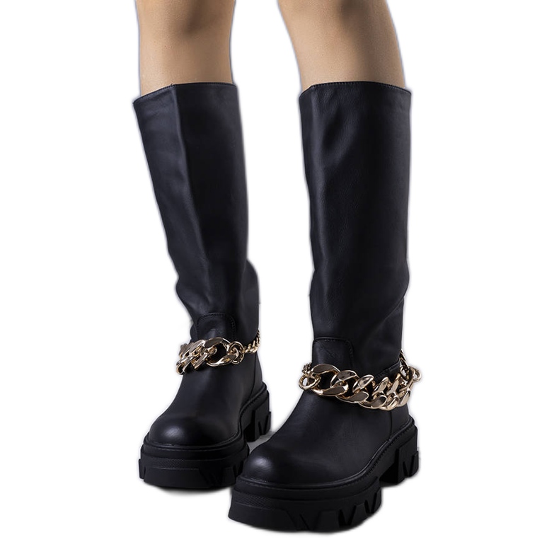 Černé zateplené kozačky od Cumia černá