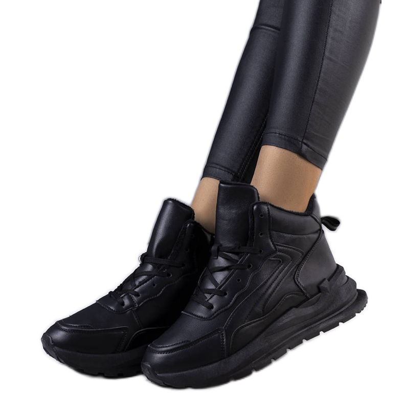 Černé zateplené tenisky značky Tasma černá