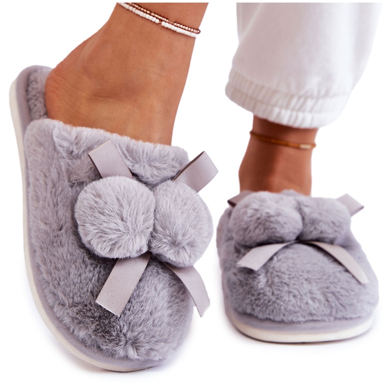 BM Dámské šedé kožešinové pantofle Castello s bambulkami šedá