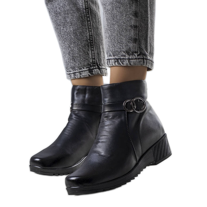 PA1 Černé zateplené kozačky na klínku značky Yarela černá PA1 Černé zateplené kozačky na klínku značky Yarela černá