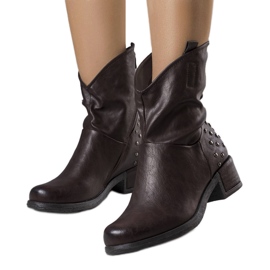 Hnědé kotníkové boty s cvočky značky Fermis hnědý