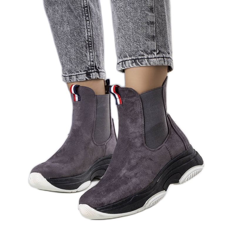 PA1 Šedé zateplené kozačky značky Takani šedá