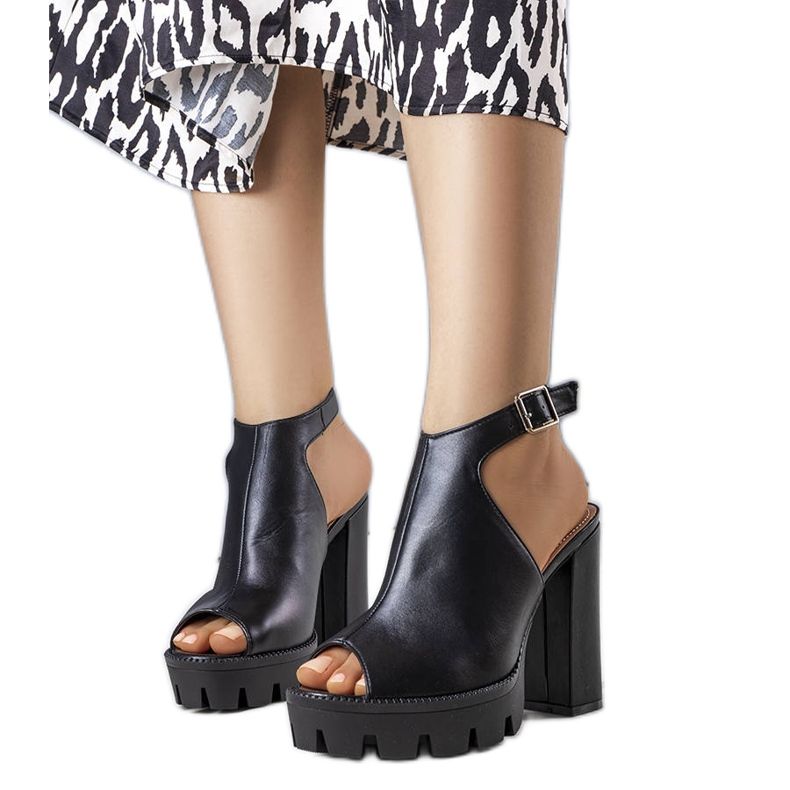 Černé sandály značky Giuliana černá