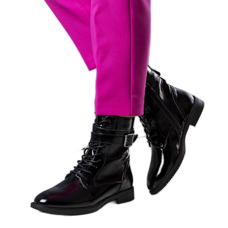 Černé zateplené lakované kozačky od Pompi černá Černé zateplené lakované kozačky od Pompi černá