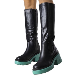 Černé kozačky s modrou podrážkou značky Charla černý