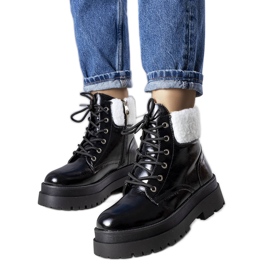 Černé zateplené kozačky s ovčí kůží od Bryas černá