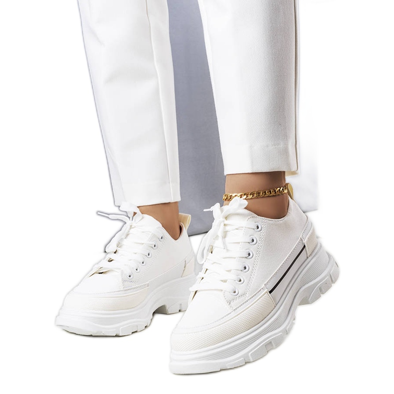 BM Bílé tenisky na vysoké platformě značky Lavaris bílý