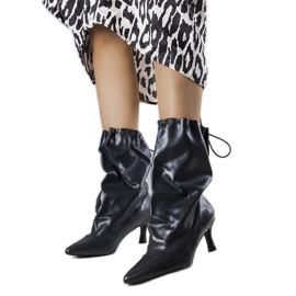 Černé kozačky na nízkém podpatku značky Jabari černá