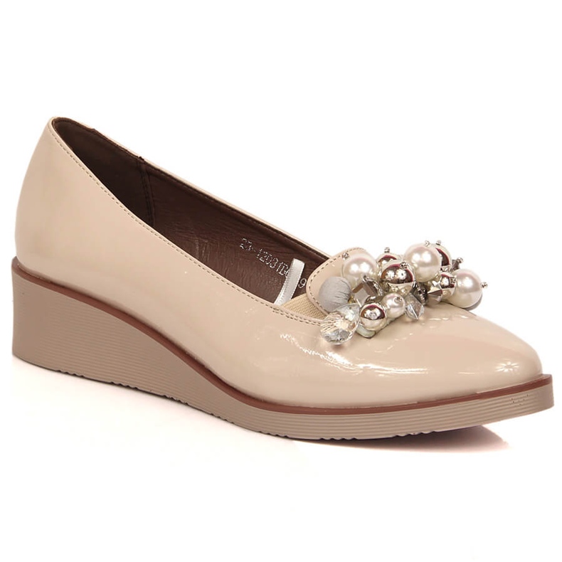 Béžové lakované boty na klínku s korálky Potocki SZ12031 béžový