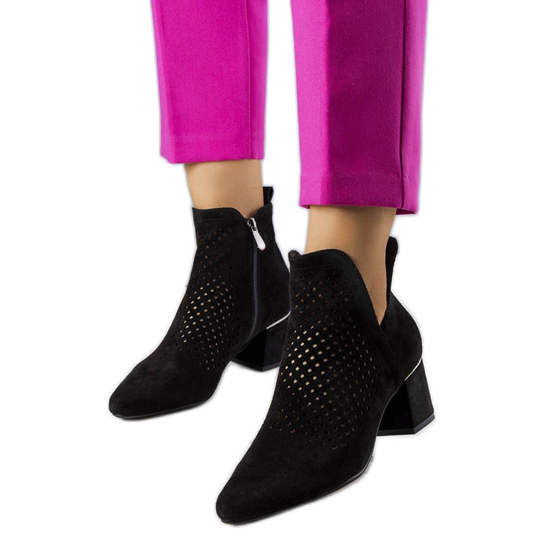 BM Černé prolamované boty na postu Bernadette černá BM Černé prolamované boty na postu Bernadette černá