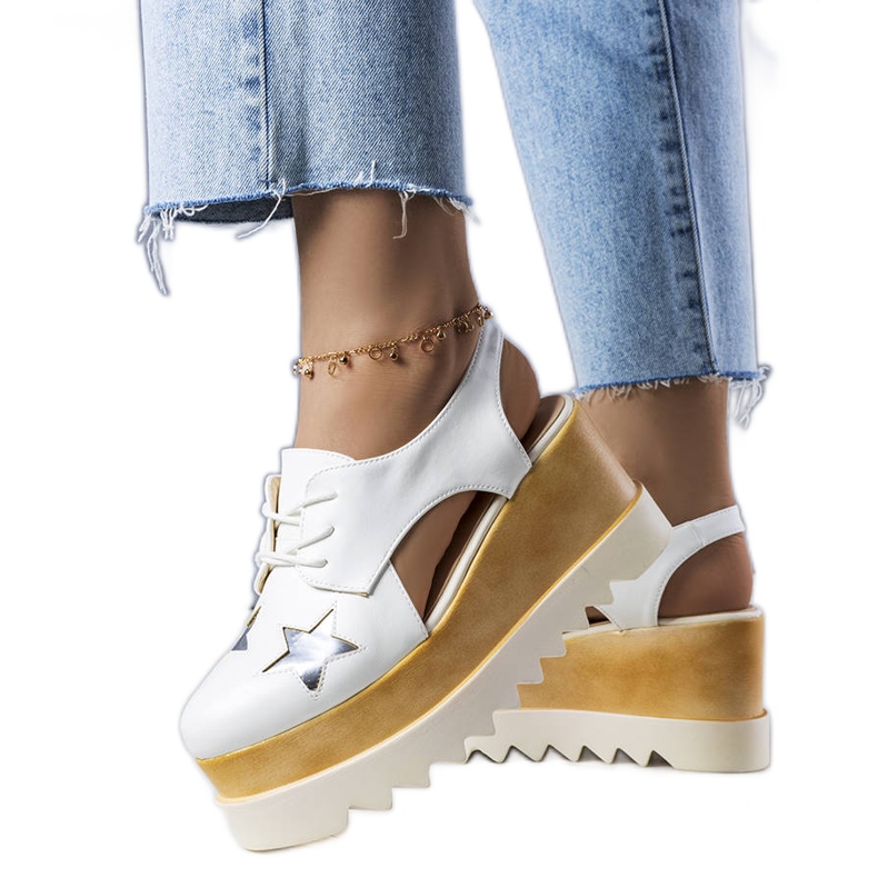 Bílé boty na klínku od Joan bílý