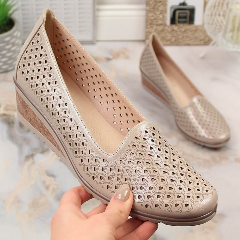 Dámské třpytivé béžové prolamované boty na klínku Potocki SZ12018 béžový