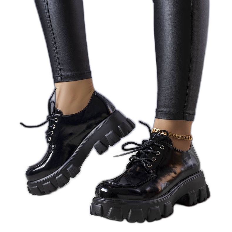 Černé lakované boty značky Lynn černá