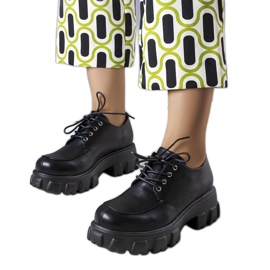 Černé boty s masivní podrážkou od Lynn černá