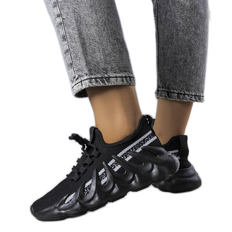 Černé tenisky na módní podrážce Beth černá Černé tenisky na módní podrážce Beth černá