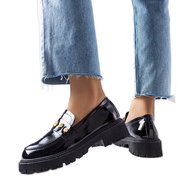 Černé lakované boty s perlami Serlait bílý