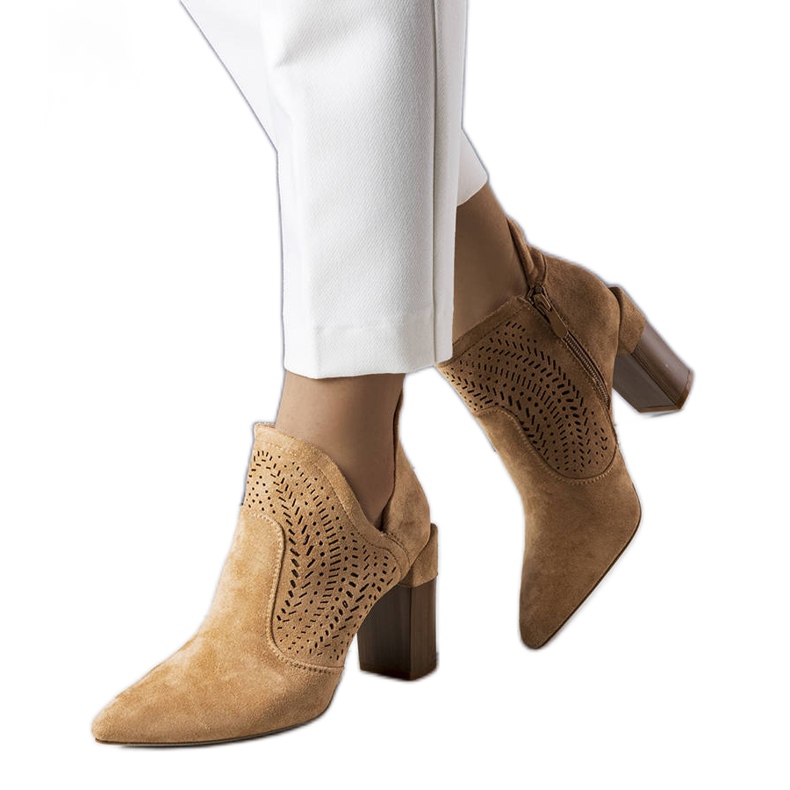 PA1 Tmavě béžové prolamované kozačky od Hachée béžový PA1 Tmavě béžové prolamované kozačky od Hachée béžový