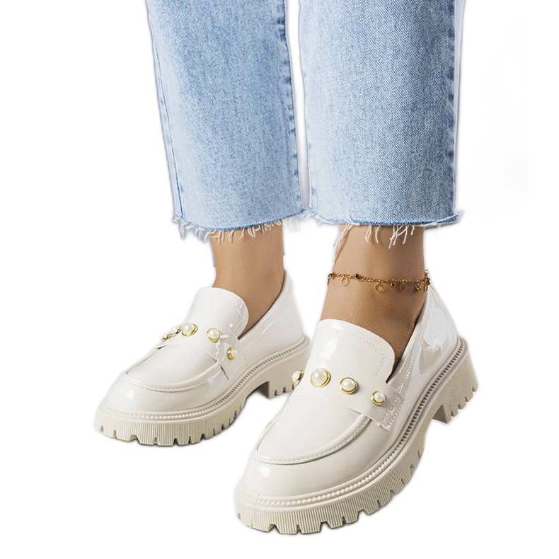 Béžové lakované boty s perlami Serlait béžový