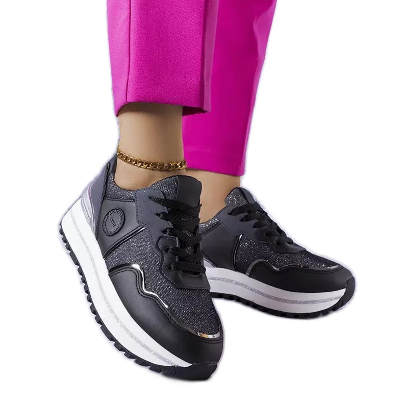 Černé tenisky se třpytivými vsadkami od Léves černá Černé tenisky se třpytivými vsadkami od Léves černá