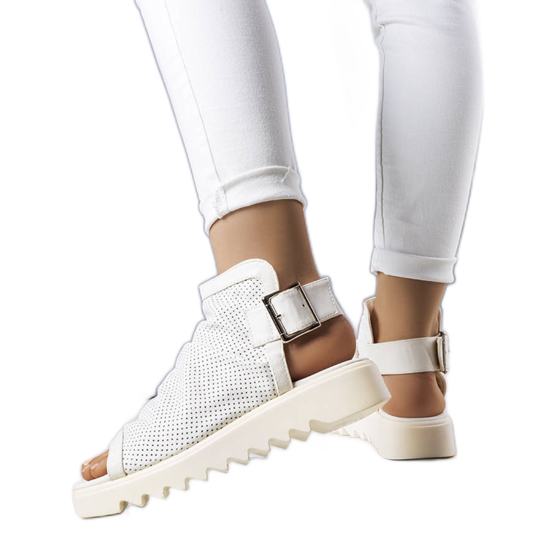 PA1 Bílé prolamované sandály od Beulah bílý