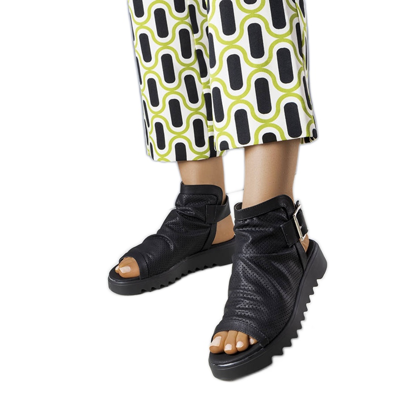 PA1 Černé prolamované sandály od Beulah černá