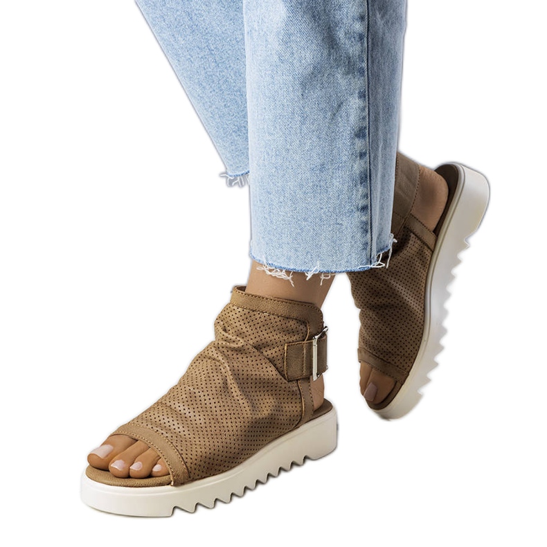 PA1 Hnědé prolamované sandály od Beulah béžový