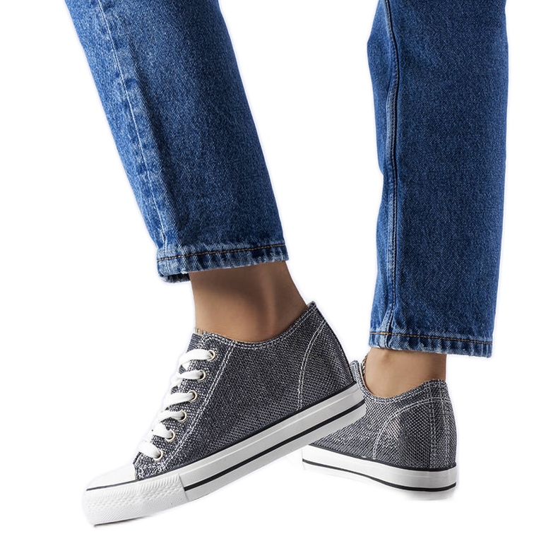 Černé brokátové tenisky na klínku z Kréty černá