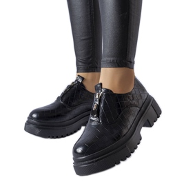 Černé brogues s ražbou od Travers černá