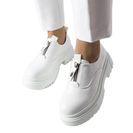 Bílé brogy zdobené ražbou Travers bílý Bílé brogy zdobené ražbou Travers bílý