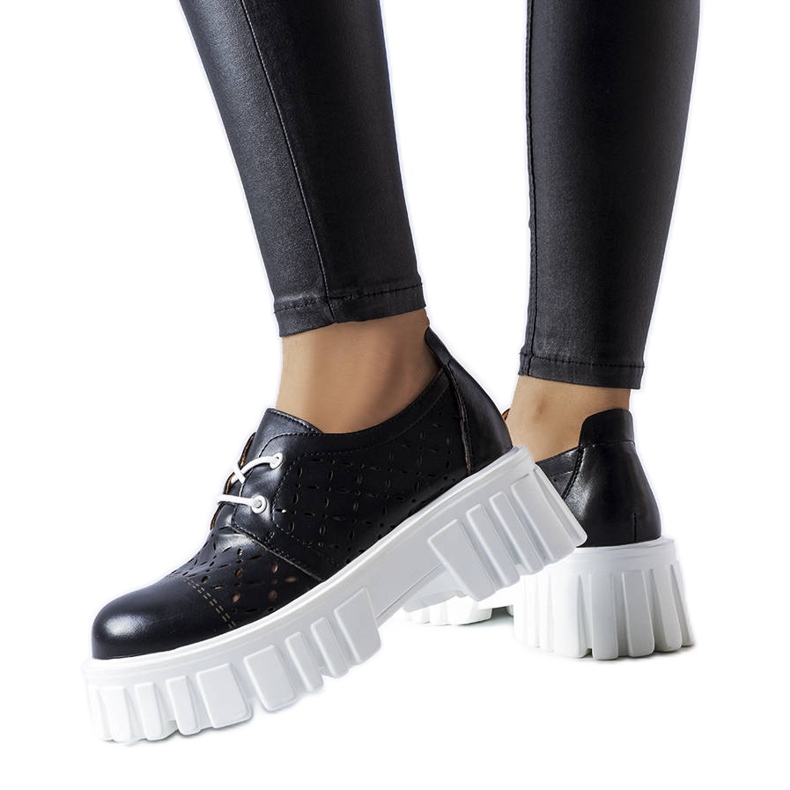 Černé prolamované masivní boty značky Camus černá Černé prolamované masivní boty značky Camus černá