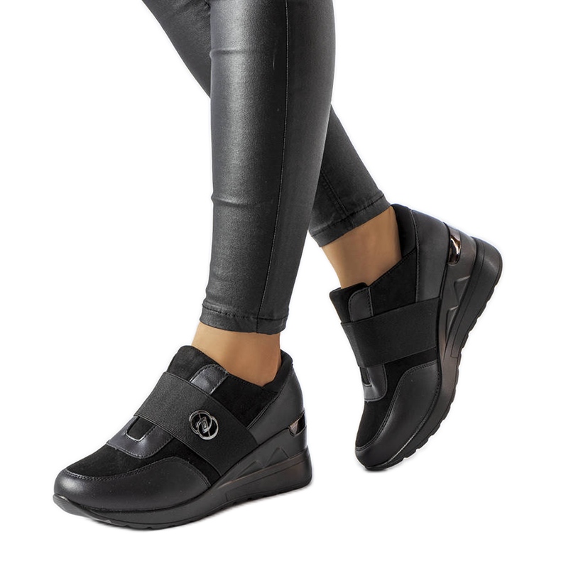 Evento Černé slip-on tenisky na klínku značky Skips černá Evento Černé slip-on tenisky na klínku značky Skips černá